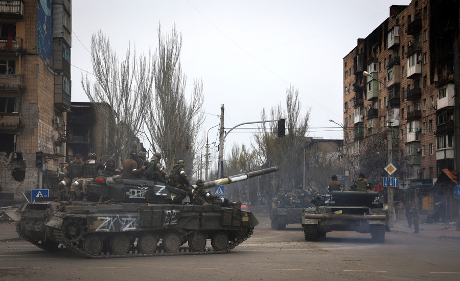 <p>Мариуполь. Российские танки на одной из улиц города. Обложка © ТАСС / АР / Alexei Alexandrov</p>