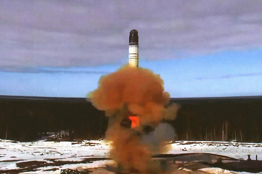 <p>Пуск межконтинентальной баллистической ракеты стационарного базирования "Сармат". Обложка © ТАСС / Пресс-служба Минобороны РФ</p>