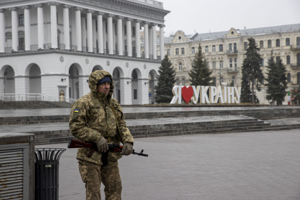 Военный патруль в центре Киева, Украина. Фото © Getty Images / Aytac Unal / Anadolu Agenc