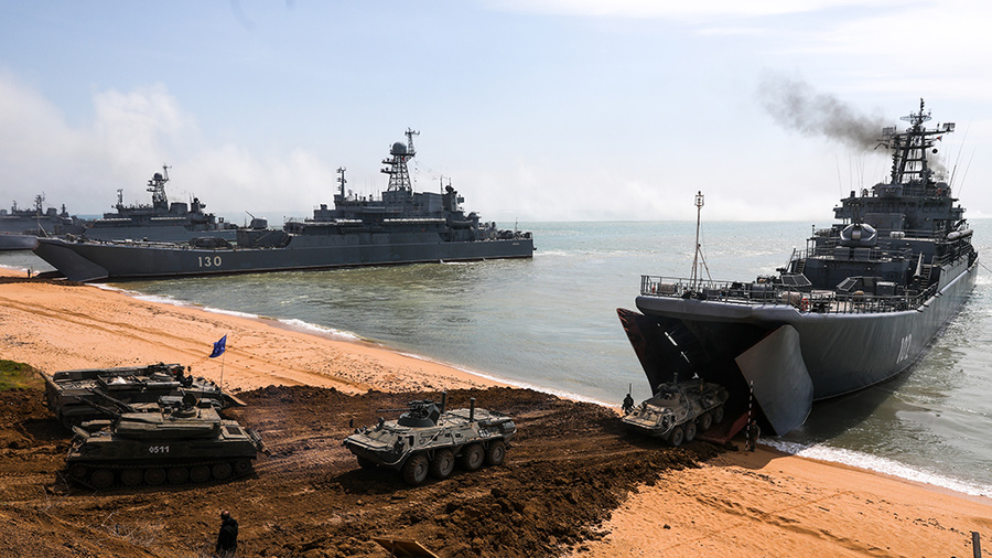 Большие десантные корабли ВМФ России и военная техника. Обложка © ТАСС / Сергей Мальгавко
