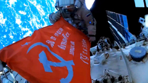 Российский экипаж МКС развернул в открытом космосе копию Знамени Победы
