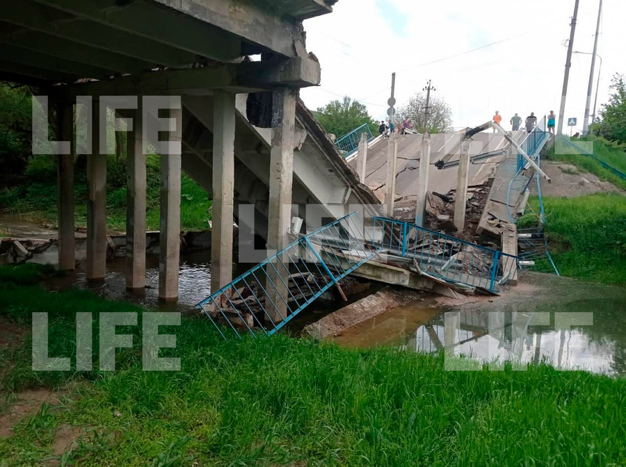 Последствия рухнувшего моста в Краснодарском крае. Фото © LIFE
