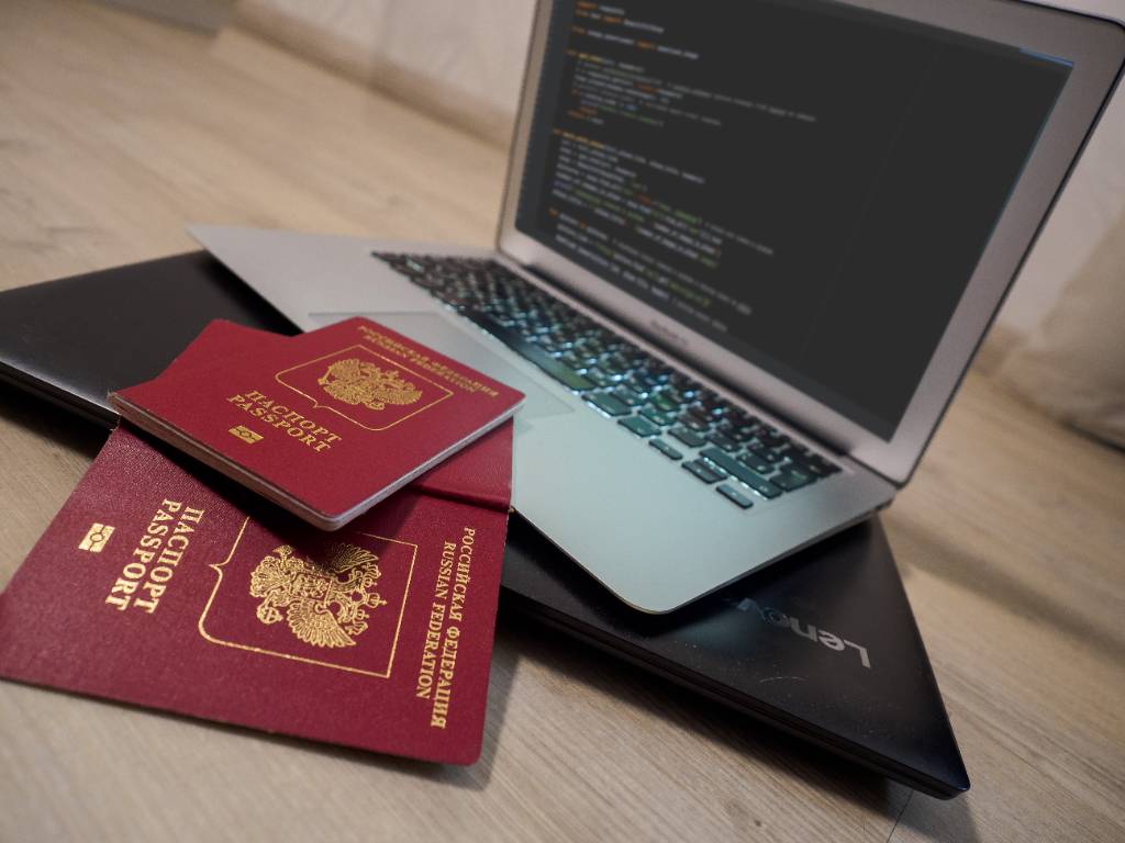 Кабмин внёс в ГД проект об упрощении выдачи вида на жительство иностранным IT-специалистам