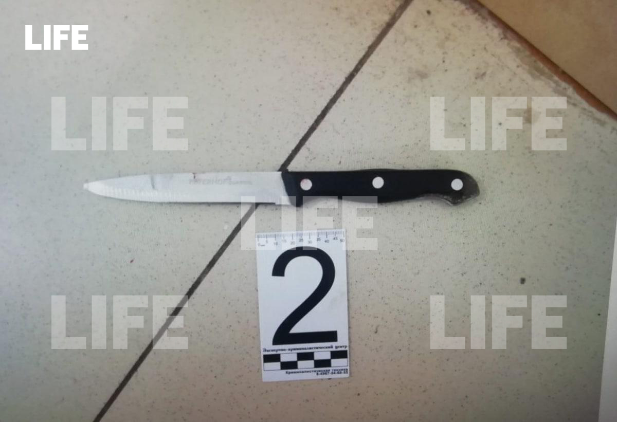 Нож, которым пациент больницы угрожал персоналу и посетителям. Фото © LIFE