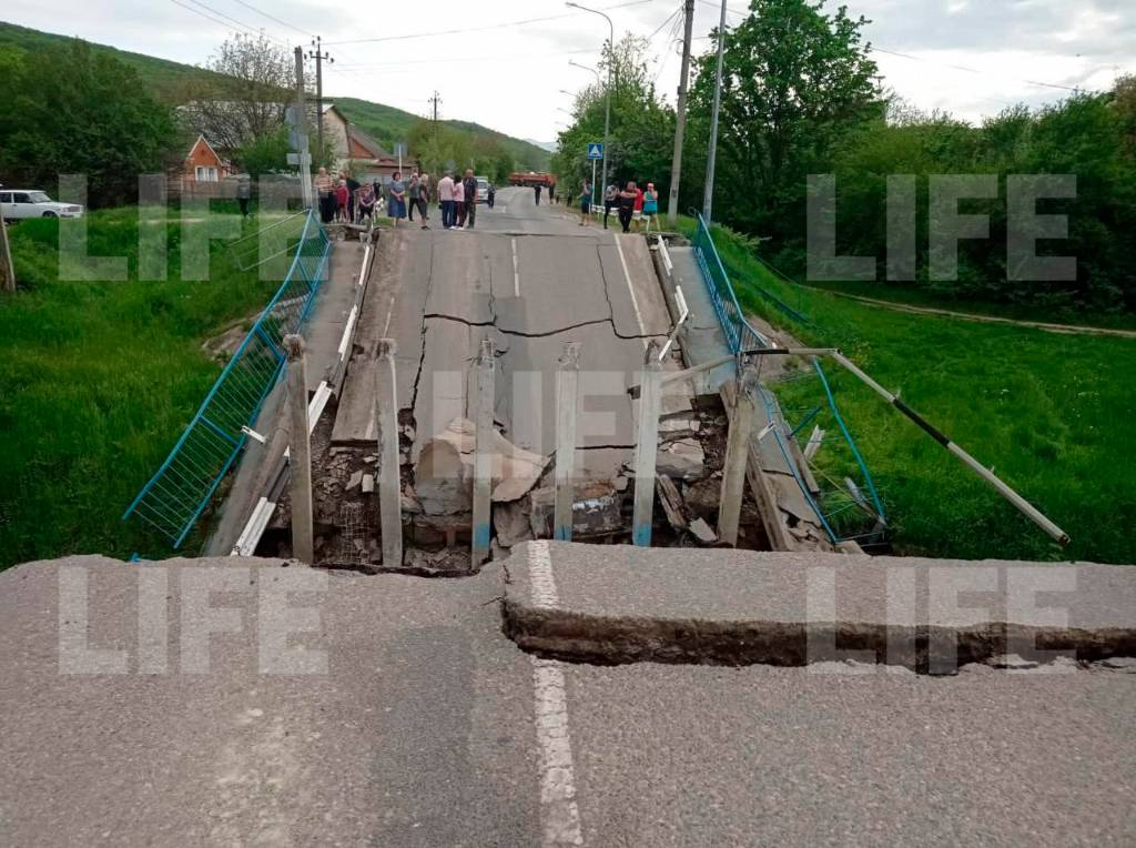На Кубани грузовик обрушил автомобильный мост через реку