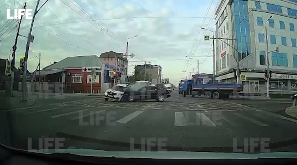 В Краснодаре иномарка на полной скорости влетела в авто аварийно-спасательной службы