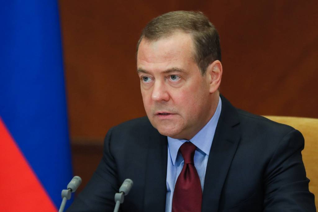 Медведев предложил решить задачу о многомиллиардной поддержке Украины со стороны США