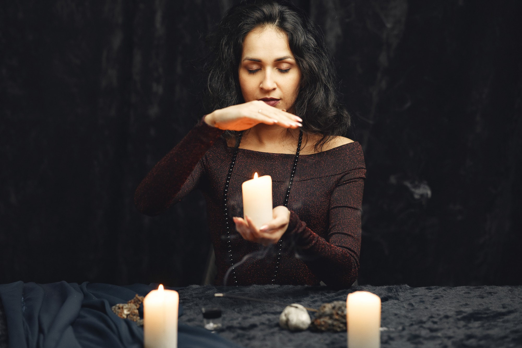 Самый распространённый обряд в ведьмино новолуние — гадать на любовь с помощью зеркал. Таким способом можно увидеть судьбу. Фото © Freepik