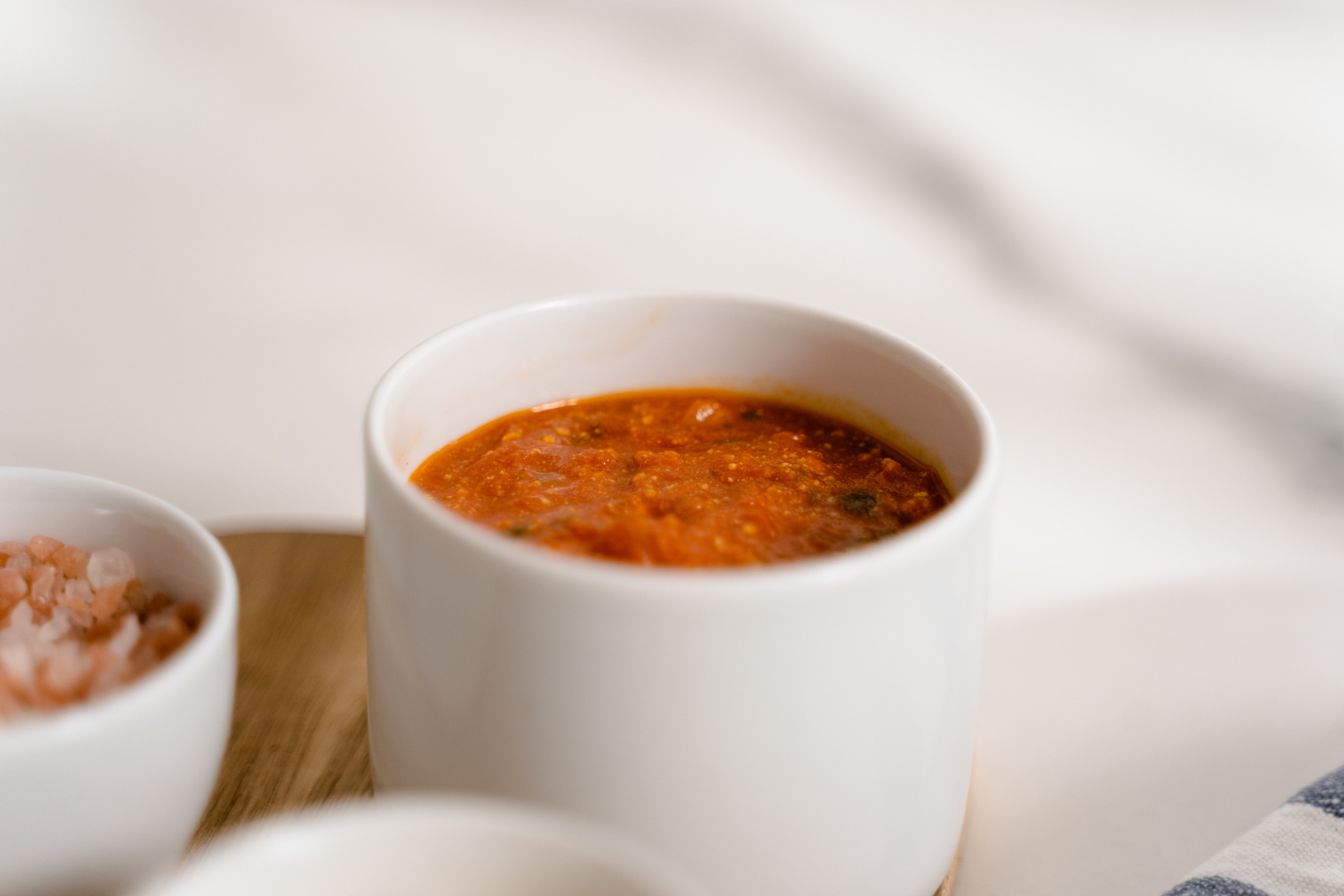 Чтобы избежать изжоги после застолья, залейте томатную пасту и специи кипящей водой. Фото © Pexels / Mart Production