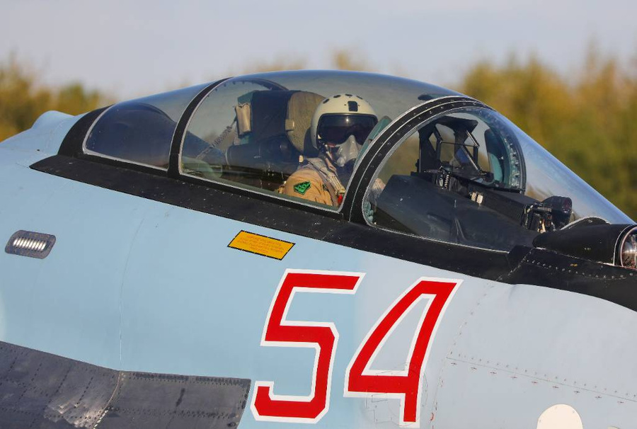 Лётчик в кабине самолёта Су-35. Фото © ТАСС / Александр Рюмин