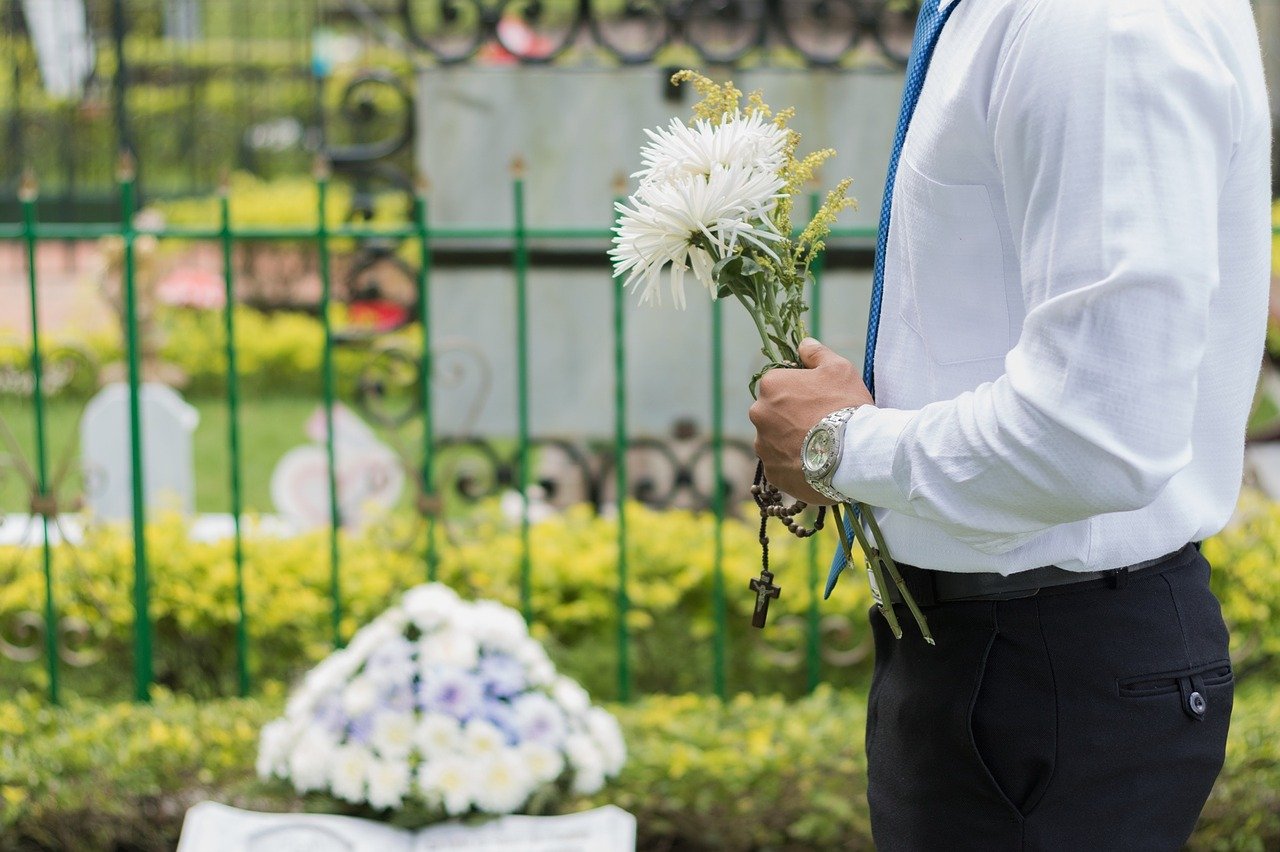 Почитание могил — древнейшая традиция у христиан. На Радоницу навестите место, где покоится близкий человек. Можно убраться на могилке, это не запрещается. Фото © Pixabay