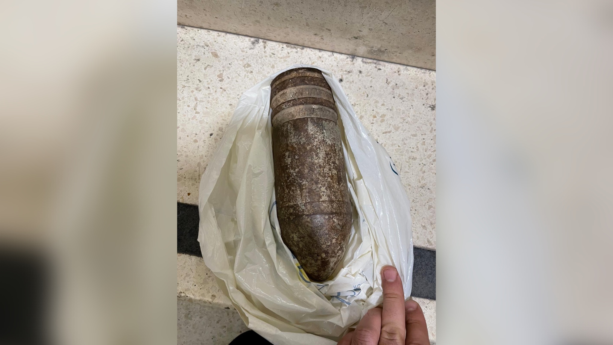 Неразорвавшийся снаряд, который хотела провезти американская семья в Израиле. Фото © Twitter / JudahAriGross 