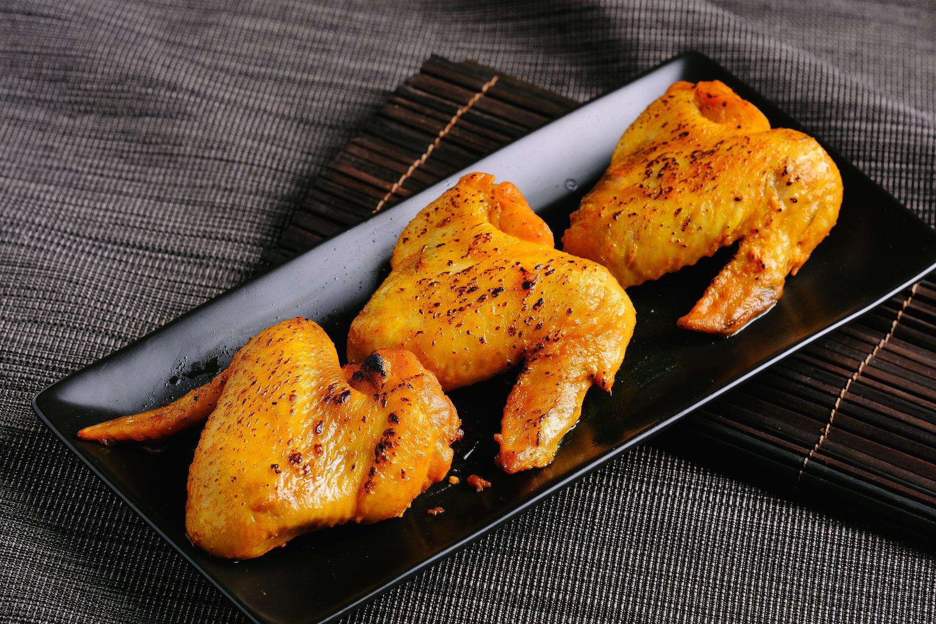 В духовке куриные крылья жарьте 25 минут. Она должна быть разогрета до 200 °С. Фото © Pixabay