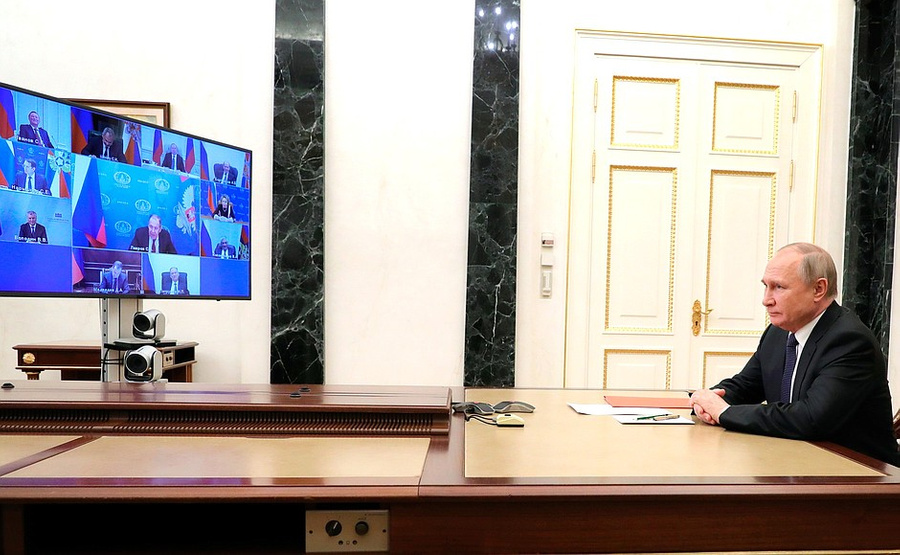 Совещание с постоянными членами Совета безопасности в режиме ВКС. Фото © kremlin.ru
