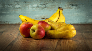 Диетолог Королёва указала на преимущества яблок перед бананами