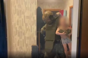 СК показал видео из квартиры читинца, державшего в заложниках трёхлетнего сына