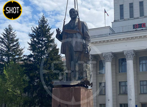 В Новой Каховке вернули на прежнее место снесённый в 2014 году памятник Ленину