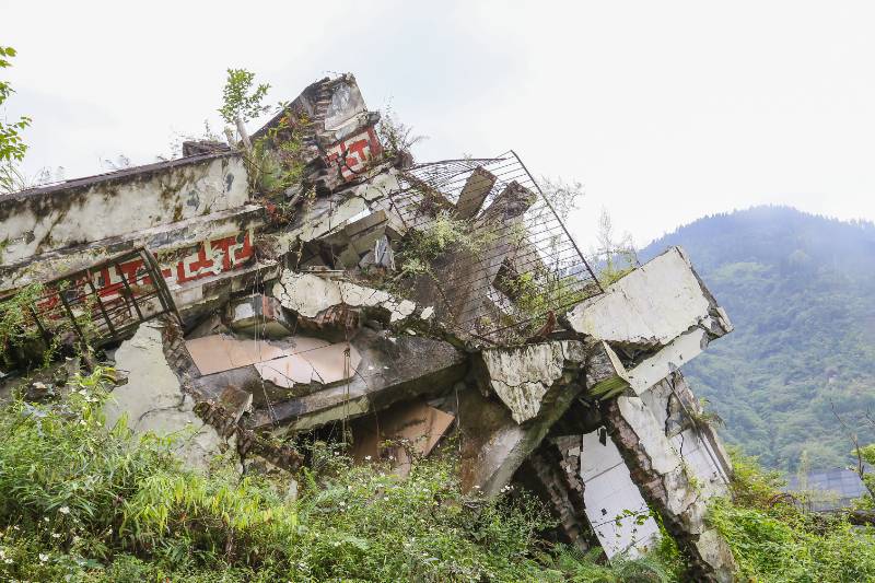 Десятки человек пропали без вести после обрушения восьмиэтажного дома в Китае
