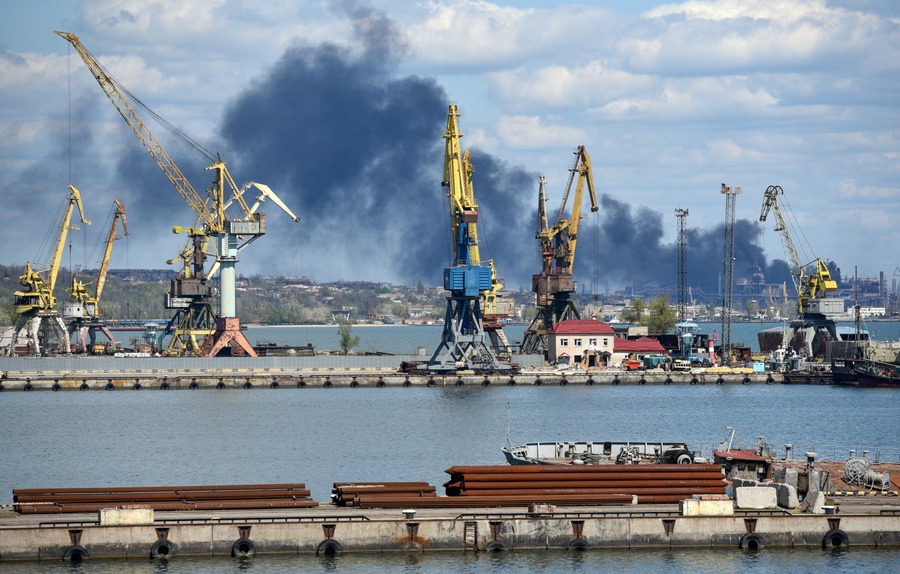 Вид на морской порт и дым на заводе "Азовсталь" в Мариуполе. Фото © ТАСС / Николай Тришин