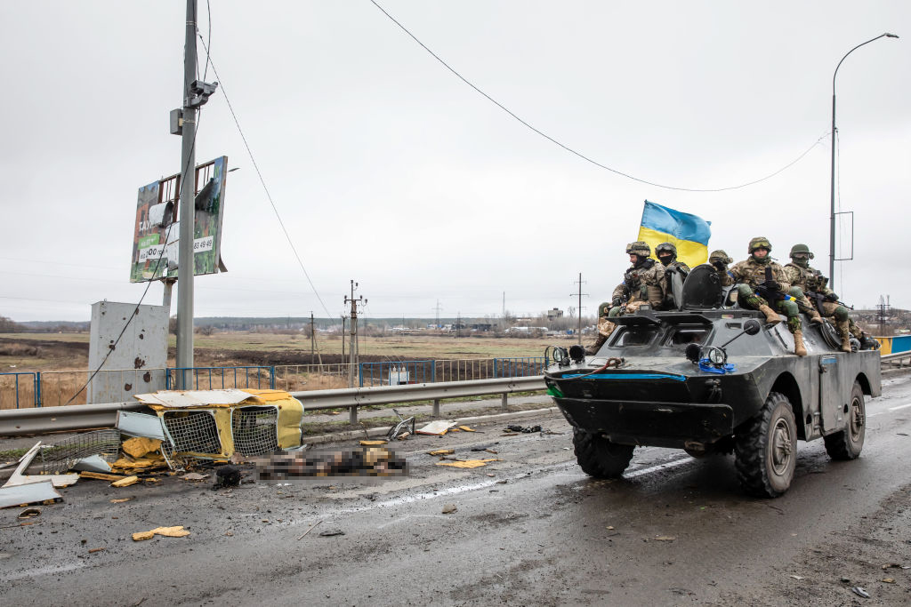 <p>Украинские военные в городе Буча, Украина. 2 апреля 2022 года. Обложка © Getty Images / Mykhaylo Palinchak / SOPA Images / LightRocket</p>