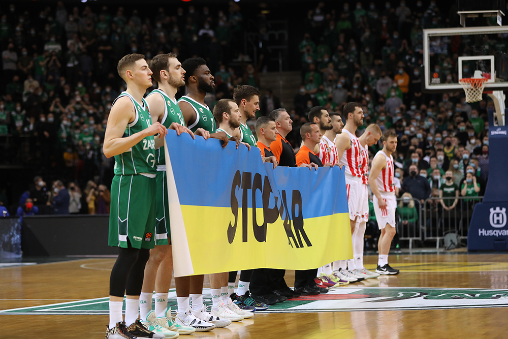 Сербская баскетбольная команда "Црвена Звезда" не поддержала акцию "Жальгириса" с украинским флагом на матче в Литве. Фото © Getty Images / Alius Koroliovas / Euroleague Basketball 