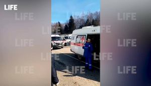 Лайф публикует первое видео с места падения автобуса с эстакады в Подмосковье