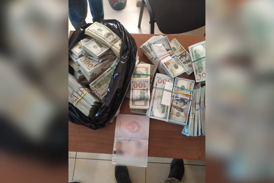 Деньги, обнаруженные в машине иностранца. Фото © Измаильский пограничный отряд