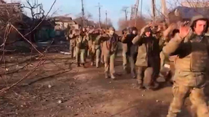 "Больше ста человек": Появилось видео со сдавшимися в плен украинскими морпехами в Мариуполе