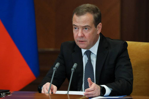 Медведев пообещал ответ на высылку российских дипломатов странами Запада