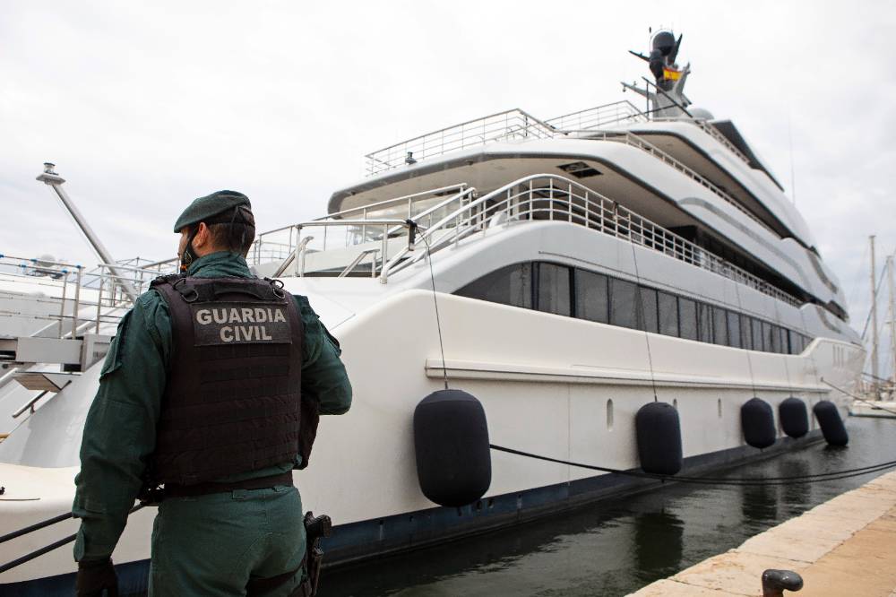 В Испании по запросу США задержана яхта Вексельберга