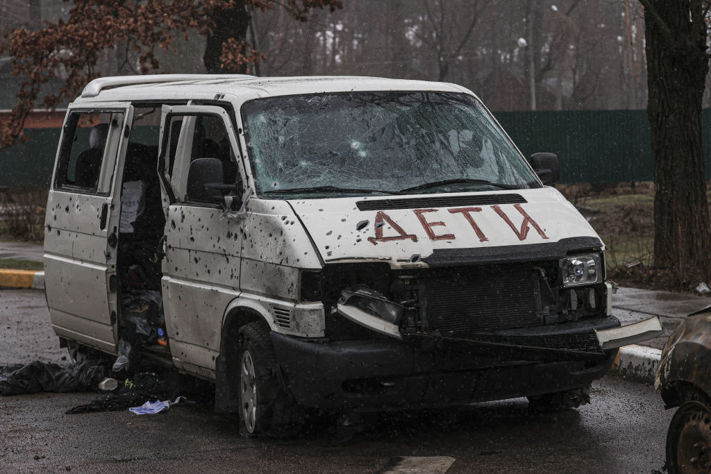 Бойцов ВСУ обвинили в обстреле машин с детьми в Мариуполе