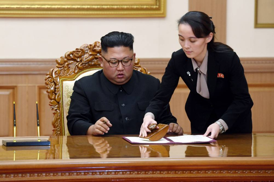 <p>Председатель КНДР Ким Чен Ын и его сестра Ким Ё Чжон. Фото © ТАСС / EPA / PYONGYANG PRESS CORPS / POOL</p>