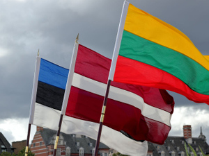Латвия и Эстония объявили о закрытии российских консульств и высылке дипломатов