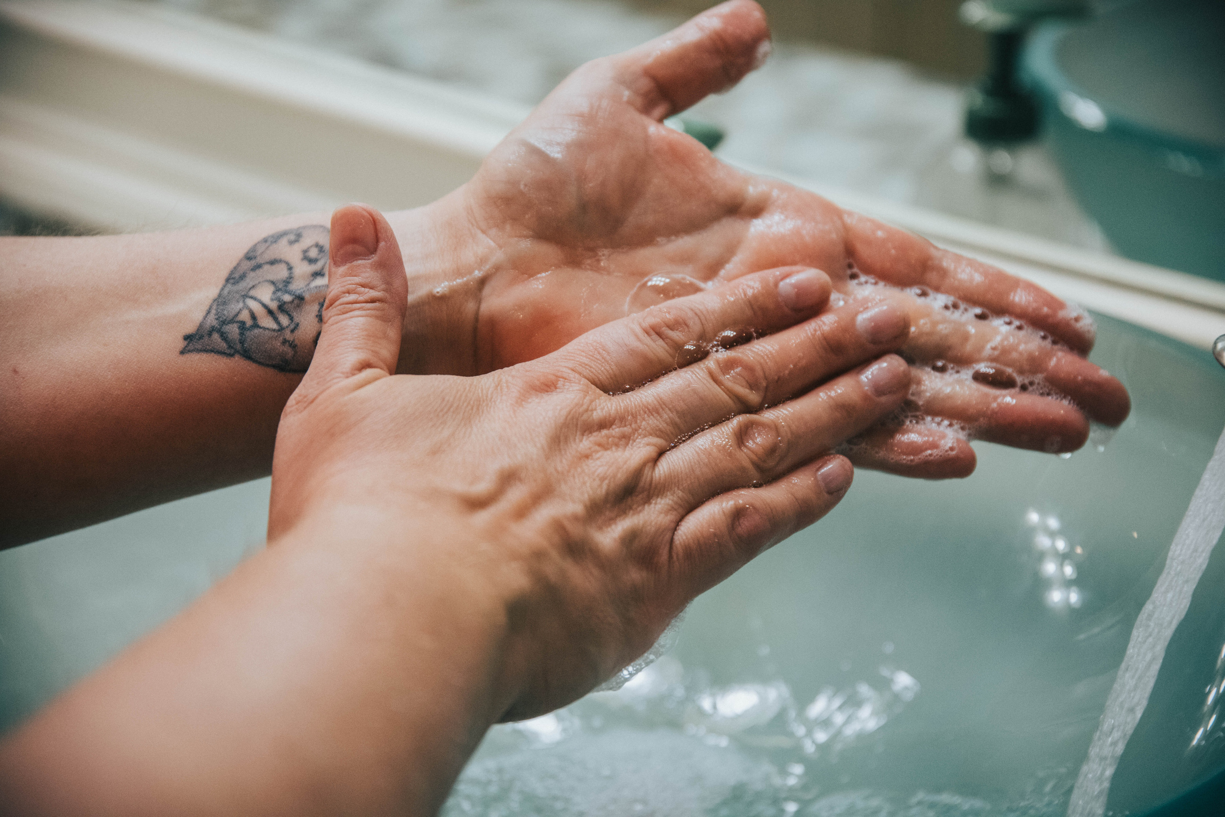 Мыть руки лучше тёплой или прохладной водой, кипяток пагубно сказывается на состоянии кожи. Фото © Unsplash