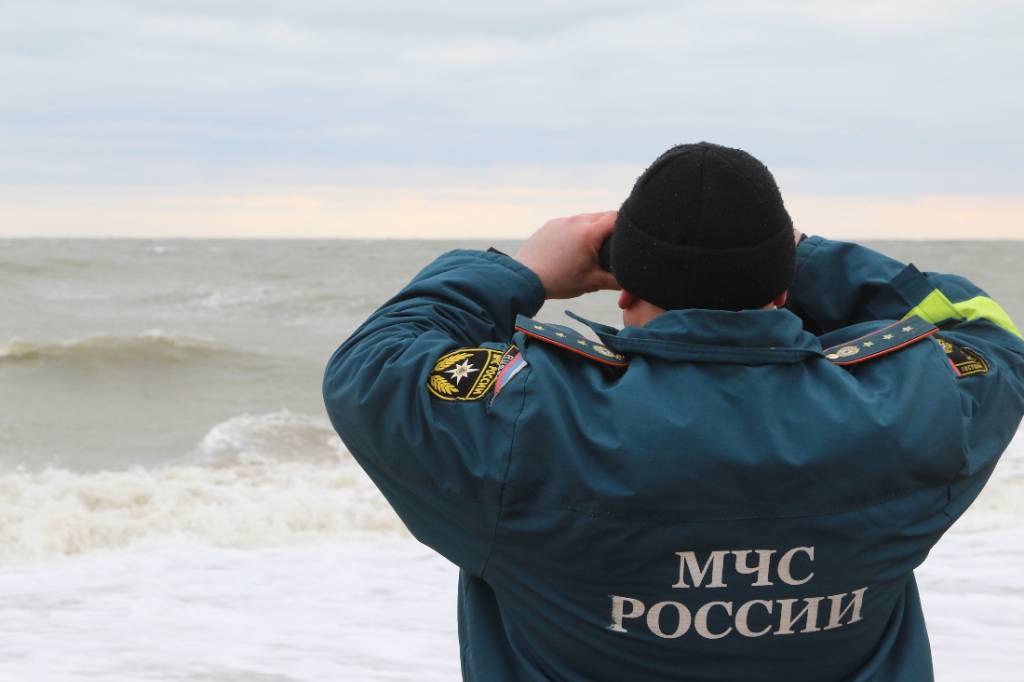 В Крыму на пляж выбросило предмет, похожий на корабельную якорную мину