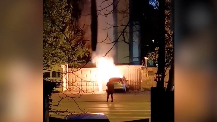 В Бухаресте автомобиль врезался в забор российского посольства и загорелся, водитель погиб. Кадр видео © Twitter / Adrian Sofronie-Maga