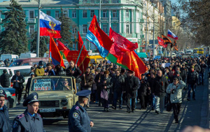 Пророссийские выступления в Днепропетровске, вскоре их сменят колонны под флагами "Правого сектора"*. 2014 год. Фото © evromaidan2014.com