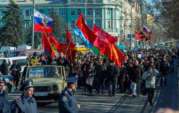 Пророссийские выступления в Днепропетровске, вскоре их сменят колонны под флагами "Правого сектора"*. 2014 год. Фото © evromaidan2014.com