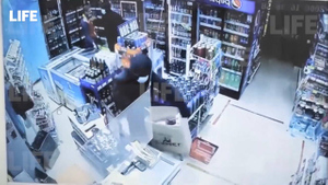 Камеры зафиксировали вооружённый налёт грабителей на продуктовый магазин в Петербурге