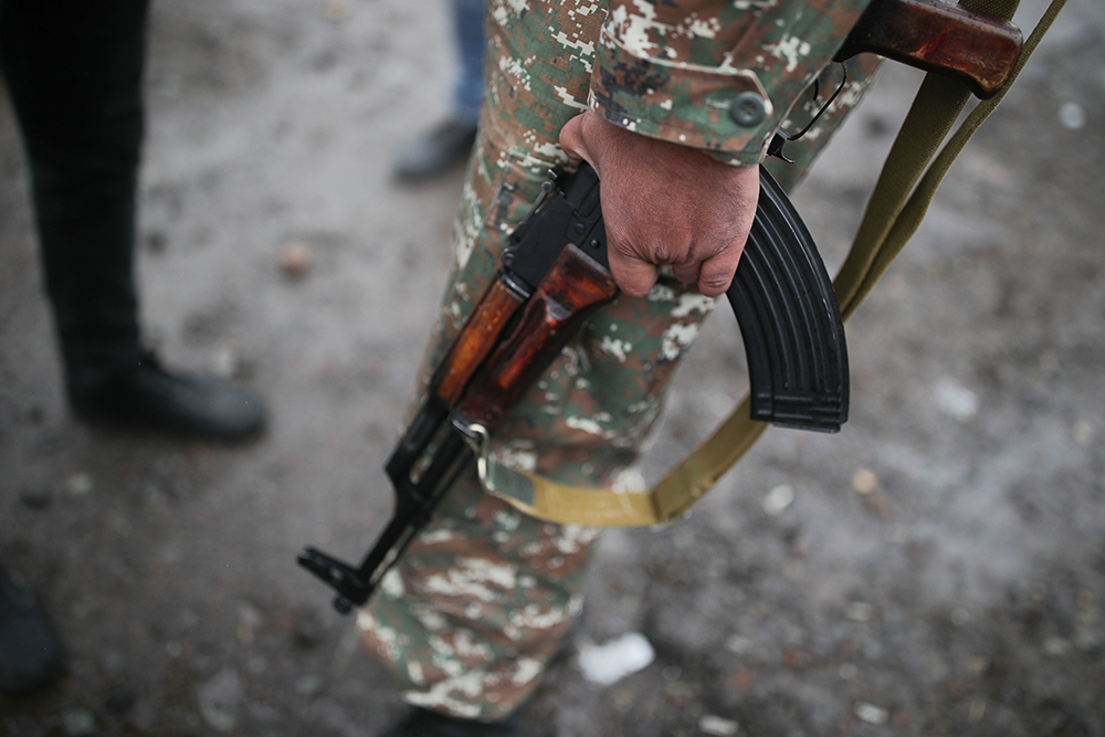 Бывшие бойцы теробороны в Херсоне сдают оружие российским военным