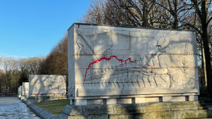 "Вопиющий акт вандализма": Посольство в ФРГ показало, как выглядит осквернённый в Берлине мемориал