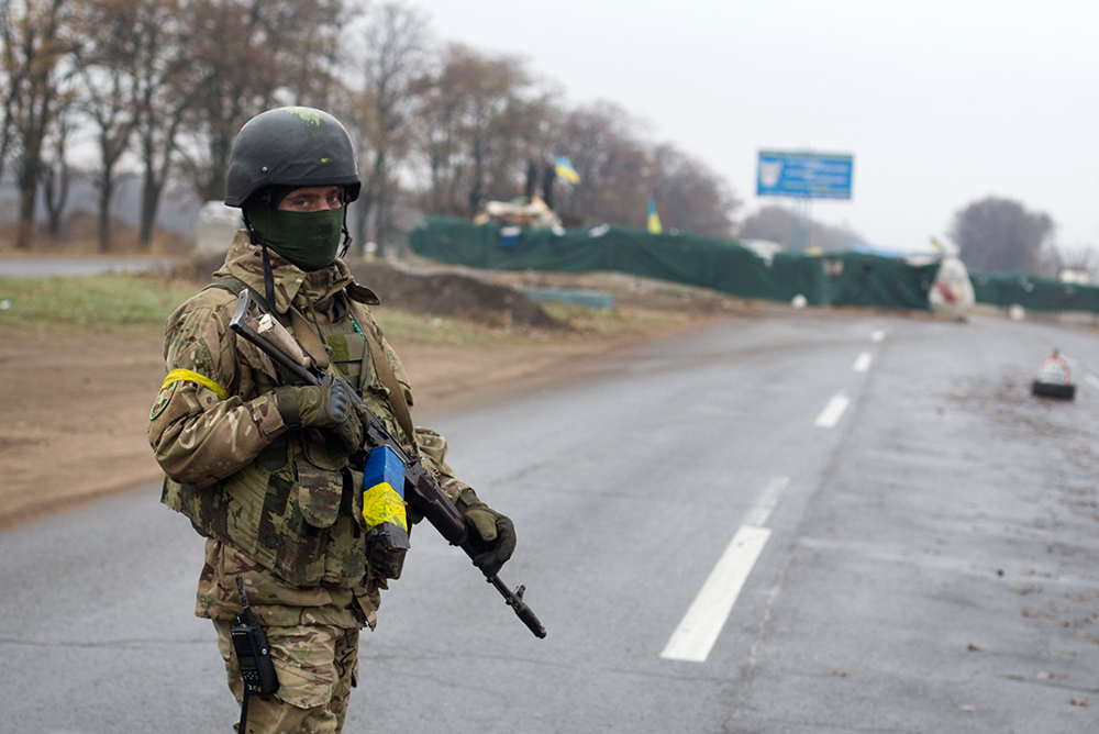 Военнослужащий Национальной гвардии Украины на блокпосту на въезде в город Мариуполь. Фото © ТАСС / Степан Петренко