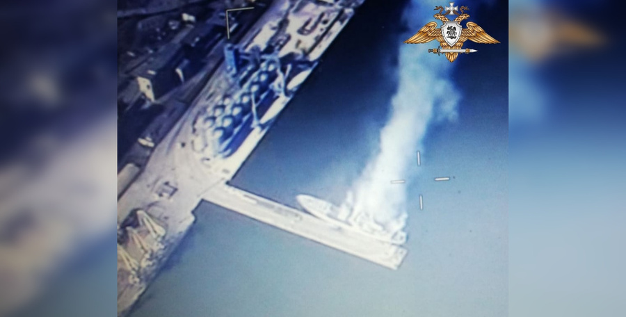 Удар по судну "Донбасс" в порту Мариуполя. Фото © телеграм-канал Народной милиции ДНР