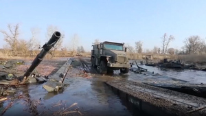 Минобороны показало движение техники по переправе через реку Северский Донец