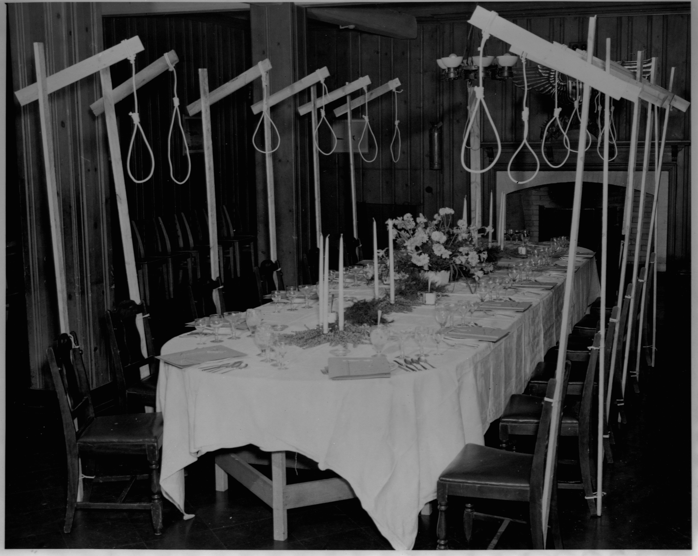 Ο στρατηγός Χαπ Άρνολντ προμήθευσε ένα τραπέζι φαγητού με μεντεσέδες για τους κατηγορούμενους στη Νυρεμβέργη.  Φωτογραφία © Getty Images / Βιβλιοθήκη του Κογκρέσου / Corbis / VCG