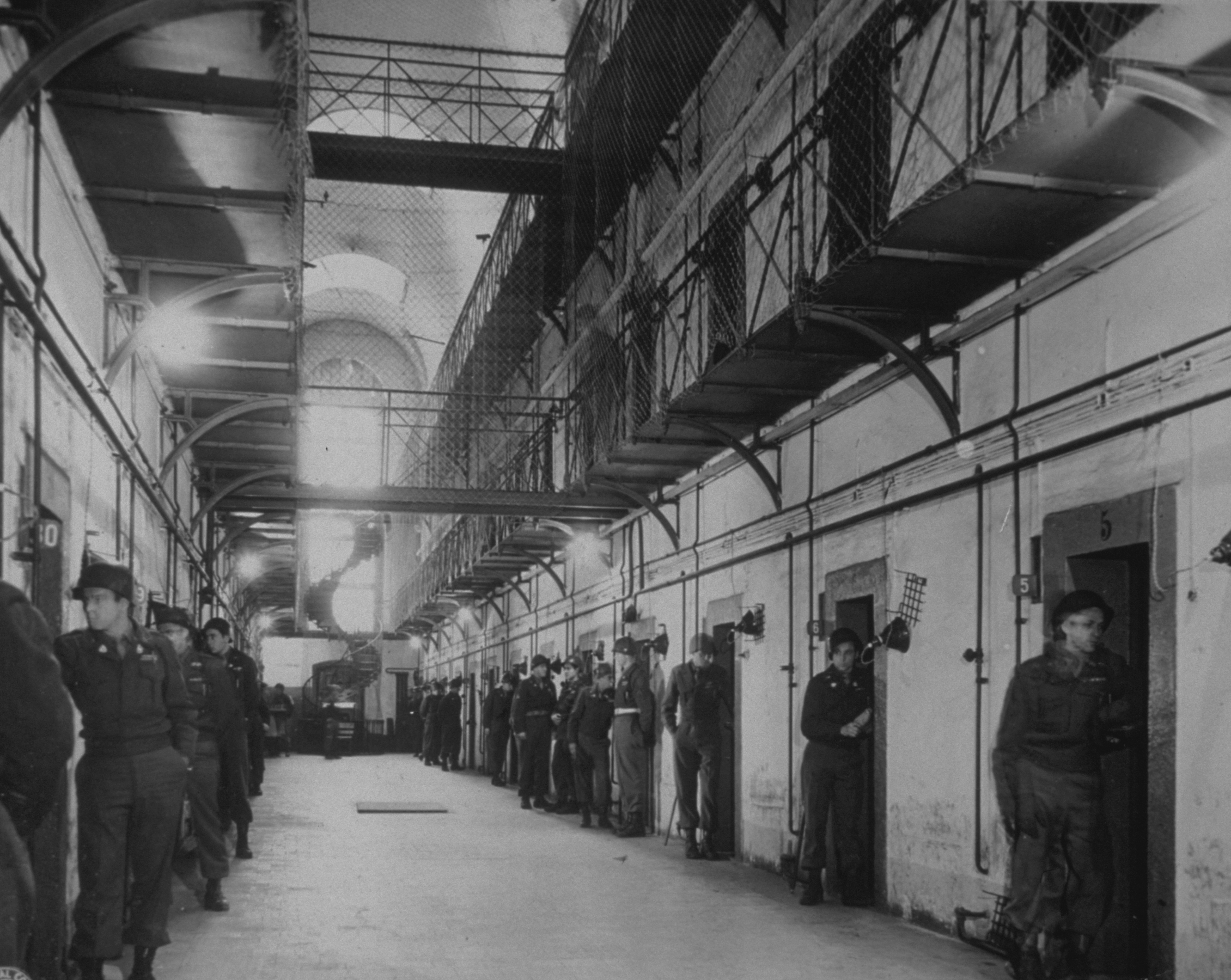 Ο αμερικανικός στρατός φρουρεί τα κελιά που κρατούν εγκληματίες πολέμου, συμπεριλαμβανομένων των Γκέρινγκ και Χες, στη φυλακή της Νυρεμβέργης.  Φωτογραφία © Getty Images / Keystone