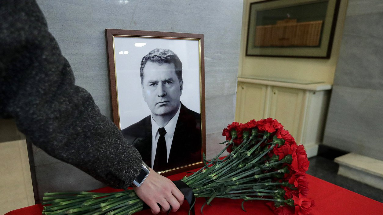 Мишустин, члены кабмина и депутаты Госдумы почтили память Жириновского