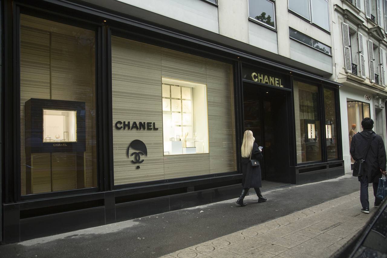 Как Chanel отменила российских клиентов и её магазины обклеили стикерами с Гитлером