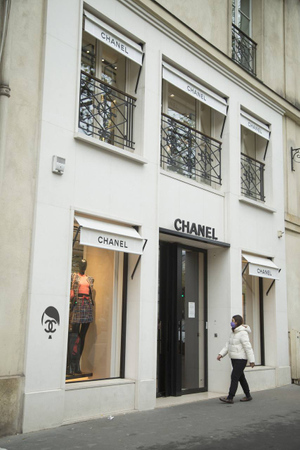 На стены парижских бутиков "Шанель" наклеили логотип бренда с Гитлером. Фото © Telegram / Imnotbozhena