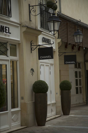 На магазинах Chanel в Париже появились изображения Гитлера. Фото © Telegram / Imnotbozhena